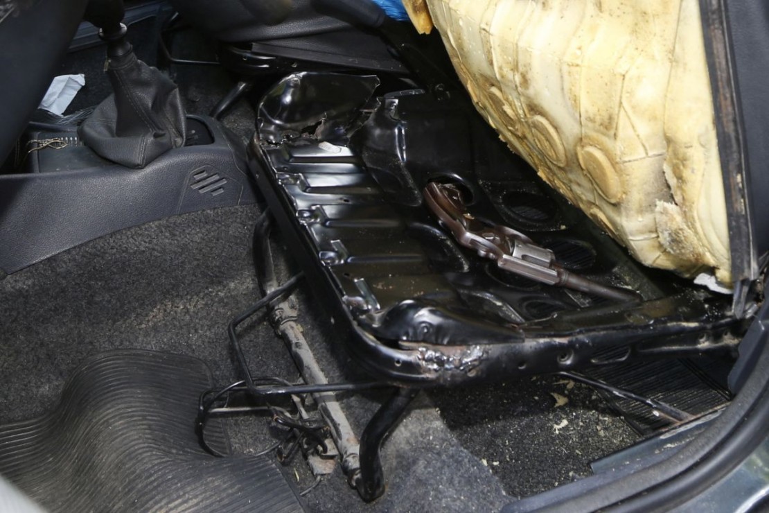 Homem é preso por ameaçar a ex-mulher e por portar arma de fogo, encontrada no banco do veiculo. Foto: Átila Alberti/Tribuna do Paraná