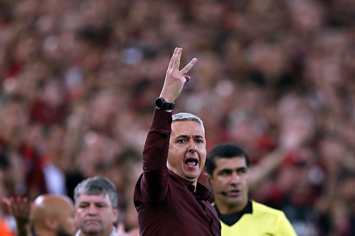 Tiago Nunes caiu nas graças da torcida do Furacão e virou o grande personagem do time. Foto: Albari Rosa