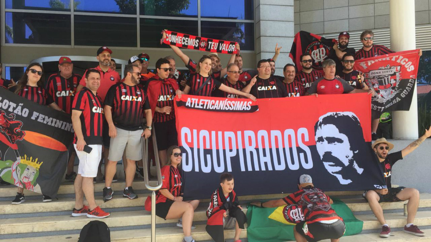 Torcida do Furacão foi apoiar o time no hotel na Colômbia. Foto: Luiz Ferraz