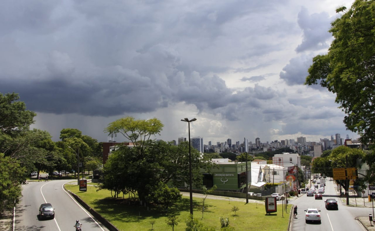 Verão no Paraná promete chuvas fortes e muitos raios.