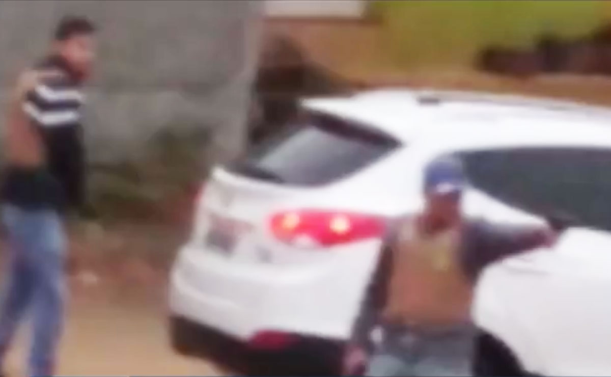 Vídeo mostra homens com coletes da polícia atirando. Fotos: Reprodução/RPC.