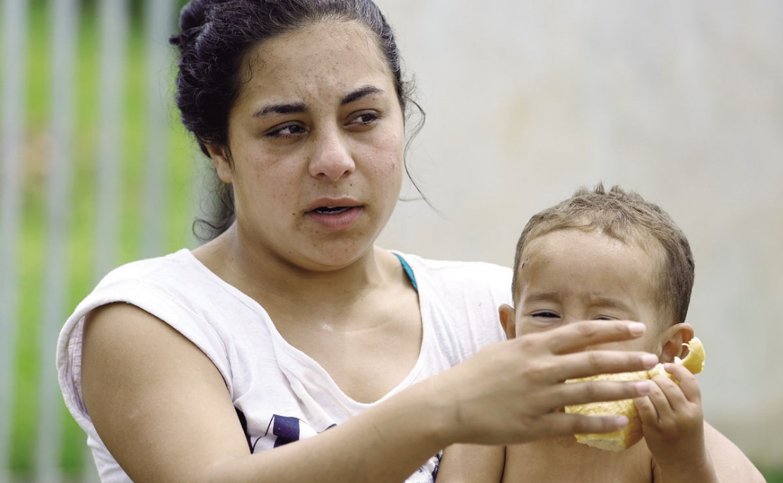 Aline contou que depois do incêndio a família ficou apenas com a roupa do corpo. Saiba abaixo como ajudar! Foto: Marco Charneski/Tribuna do Paraná.
