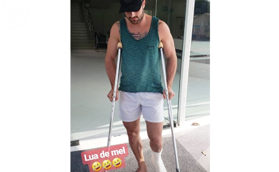 Alok quebrou o pé justamente na lua de mel, após casamento no Cristo Redentor. Fotos: Reprodução/Instagram.