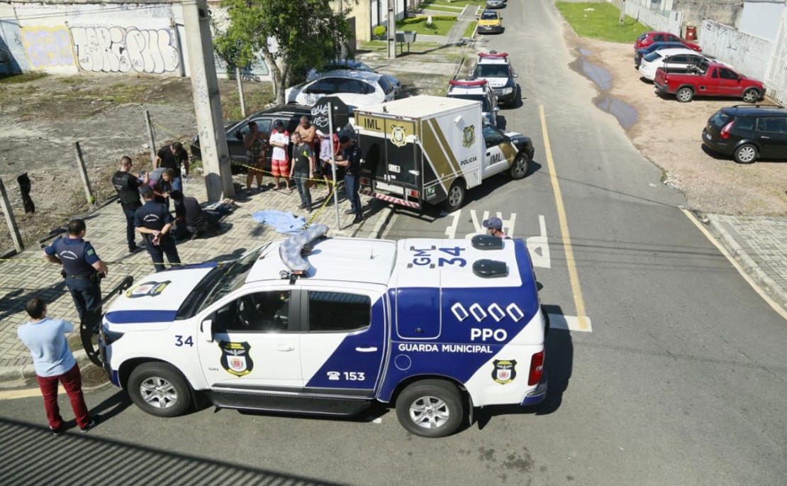 Quem chegou ao local foi a Guarda Municipal de Curitiba (GM), que foi abordada na rua, durante um patrulhamento pela região. Fotos: Lineu Filho/Tribuna do Paraná.