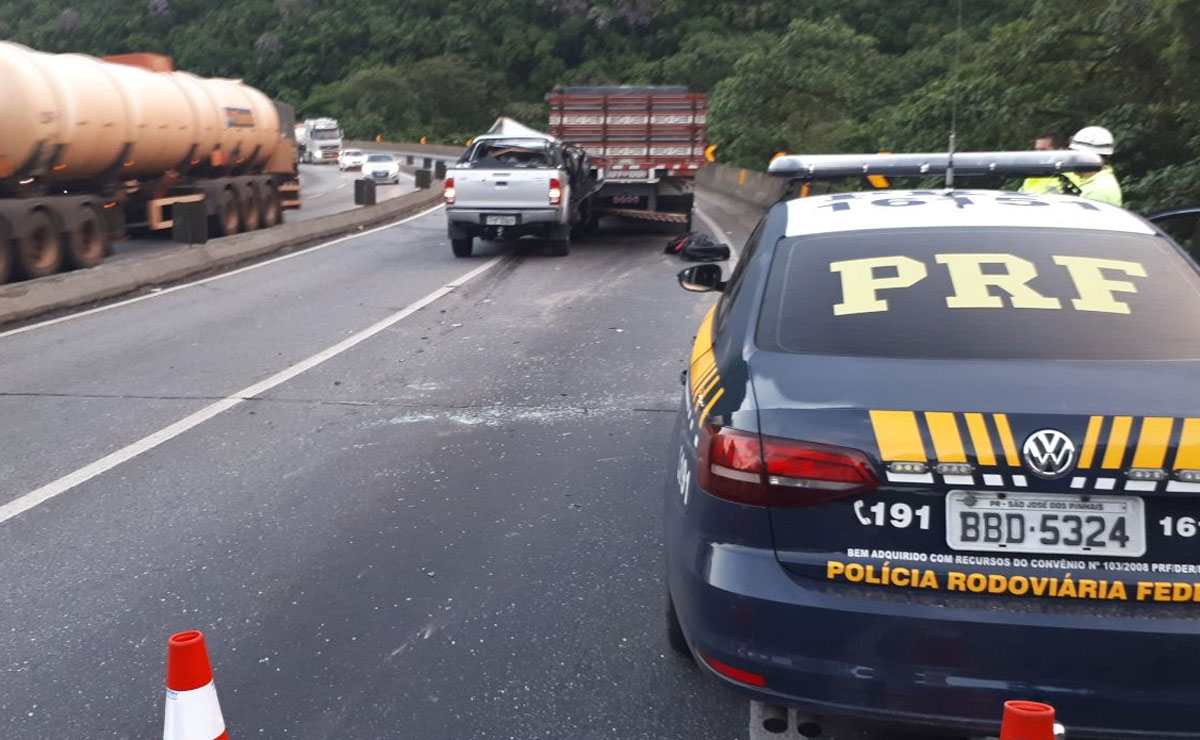 Acidente na BR-277 foi entre um caminhão e uma caminhonete. Fotos: Divulgação/PRF.