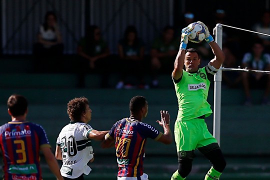 Wilson trabalhou pouco, mas o Coritiba também não ameaçou muito. Foto: Albari Rosa