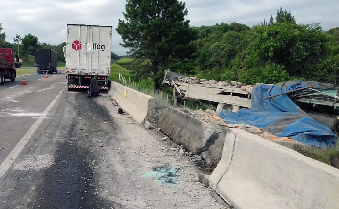 As duas vítimas do acidente foram socorridas, mas sem risco de morte. Foto: Divulgação/PRF.