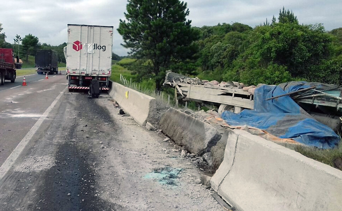 As duas vítimas do acidente foram socorridas, mas sem risco de morte. Foto: Divulgação/PRF.