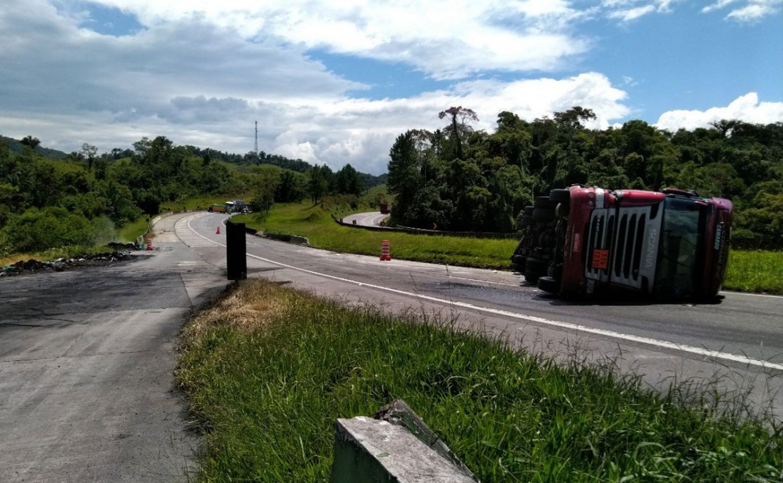 O acidente aconteceu no quilômetro 5 da rodovia, no sentido São Paulo. O motorista teve ferimentos, mas não corre risco de morte. Foto: Divulgação/PRF.