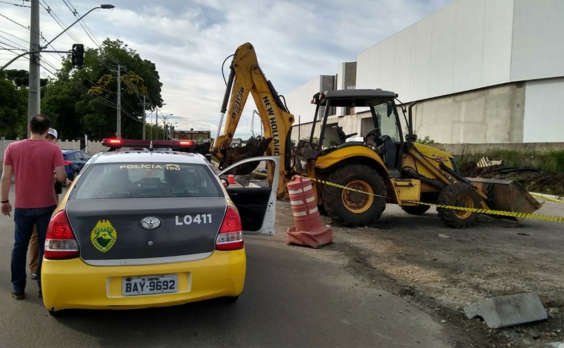 O acidente ocorreu por volta das 7h, na esquina com a Rua José Veríssimo. Foto: Gerson Klaina/Tribuna do Paraná.