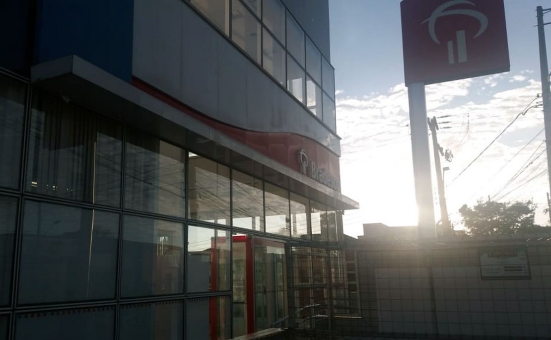 Agência do Bradesco na Avenida das Américas, em São José dos Pinhais, foi alvo dos marginais. Foto: Colaboração/Leitor.