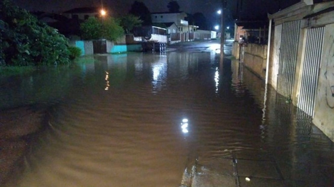 Ruas de Piraquara ficaram alagadas após temporal que atingiu a cidade neste sábado. Foto: Divulgação/Prefeitura de Piraquara