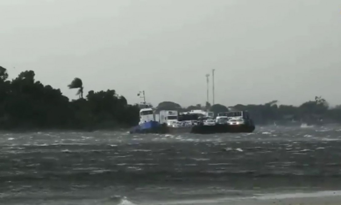 Balsa sendo arrastada pelo vento na travessia entre Caiobá e Guaratuba. Foto: Reprodução