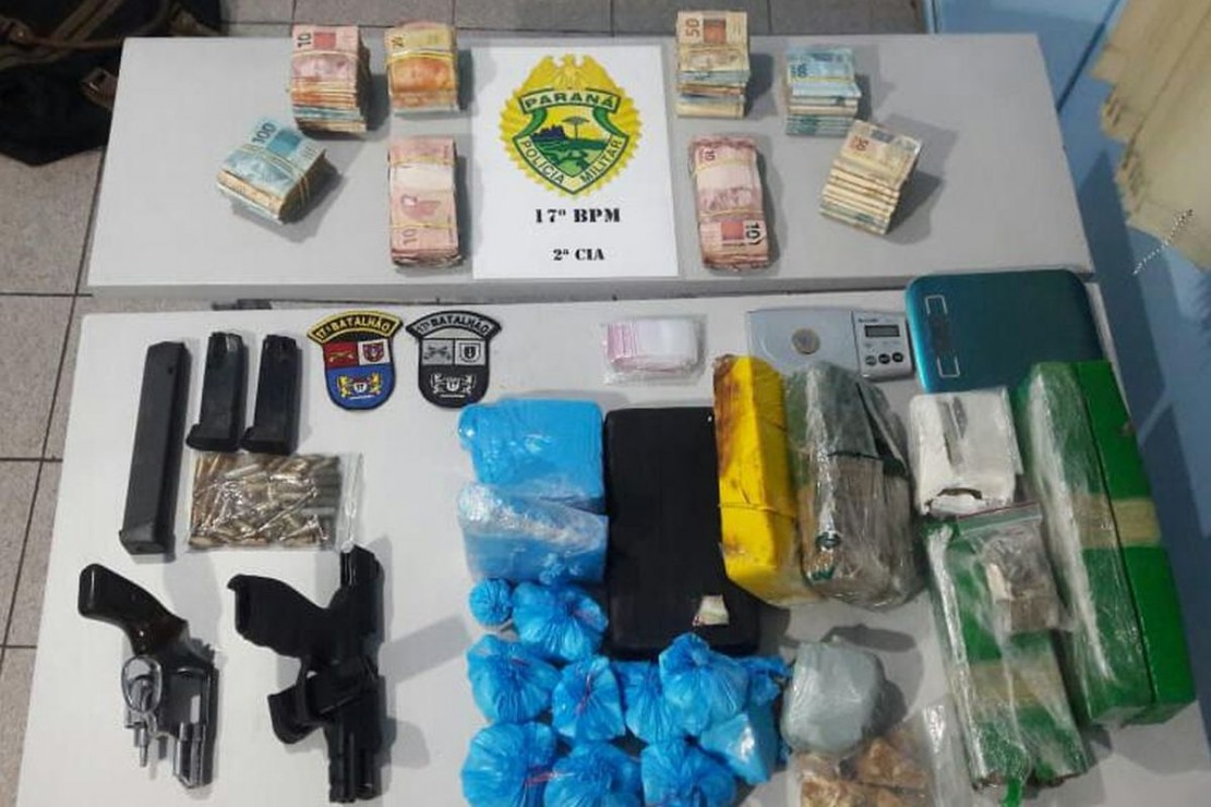 Boca de fumo foi 'estourada' pela PM, que encontrou drogas, armas, dinheiro e um carro. Foto: Divulgação/Polícia Militar