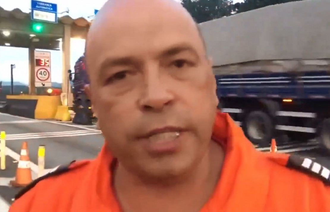 Equipes dos Bombeiros são cobradas no pedágio em Campina Grande do Sul, na Grande Curitiba. Foto: Reprodução