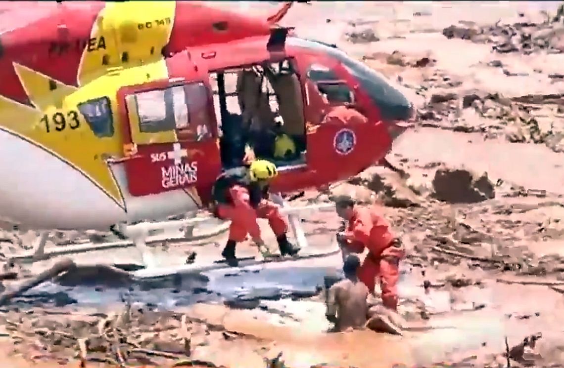Bombeiros fazem resgate no meio da lama que escorreu de barragem rompida. Foto: Reprodução / TV
