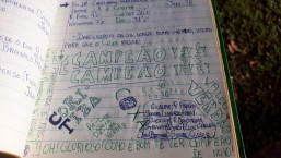 Torcedor registrava em um caderno a caminhada do Verdão. Foto. Arquivo Pessoal