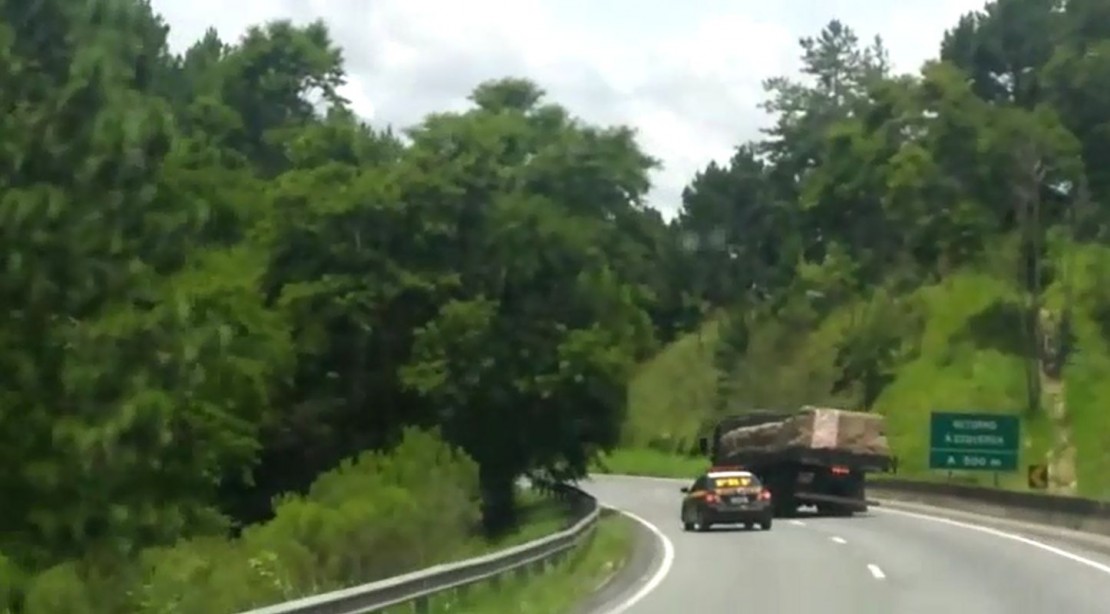 Motorista foi flagrado em vídeo fechando viatura da PRF, que o acompanhou por mais de 60 quilômetros. Foto: Reprodução