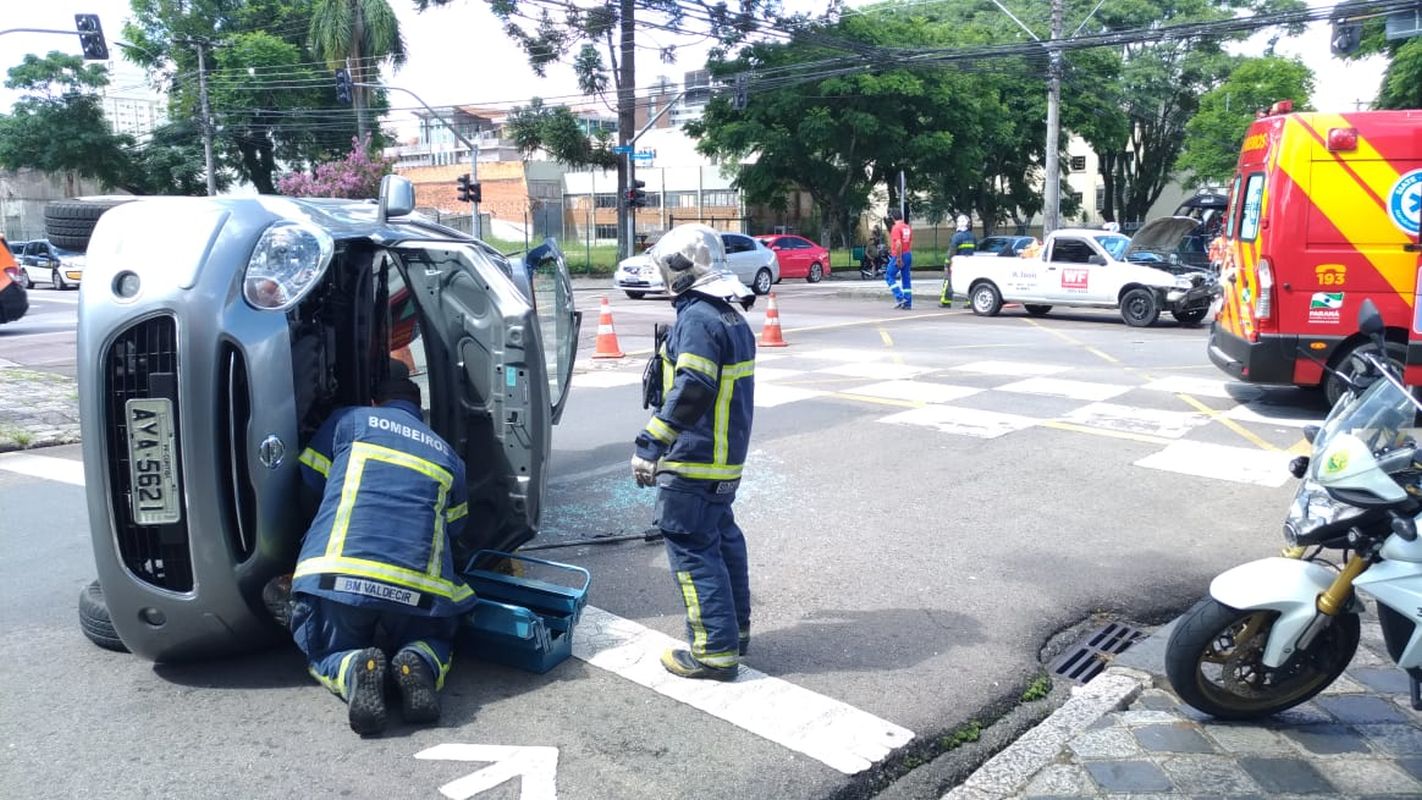 Força do acidente capotou o carro e fechou uma das pistas da Avenida Iguaçu, no Rebouças. Foto: Marco Charneski/Tribuna do Paraná