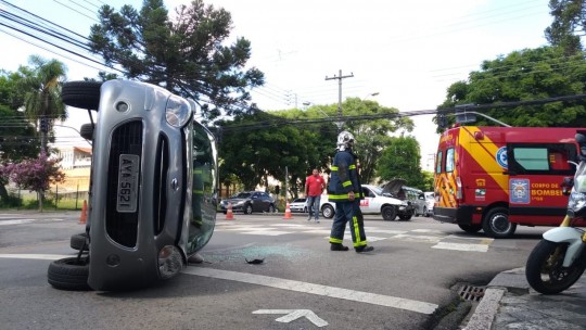 Força do acidente capotou o carro e fechou uma das pistas da Avenida Iguaçu, no Rebouças. Foto: Marco Charneski/Tribuna do Paraná