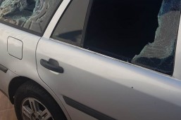 Carro teve os vidros quebrados por vândalos. Foto: Colaboração