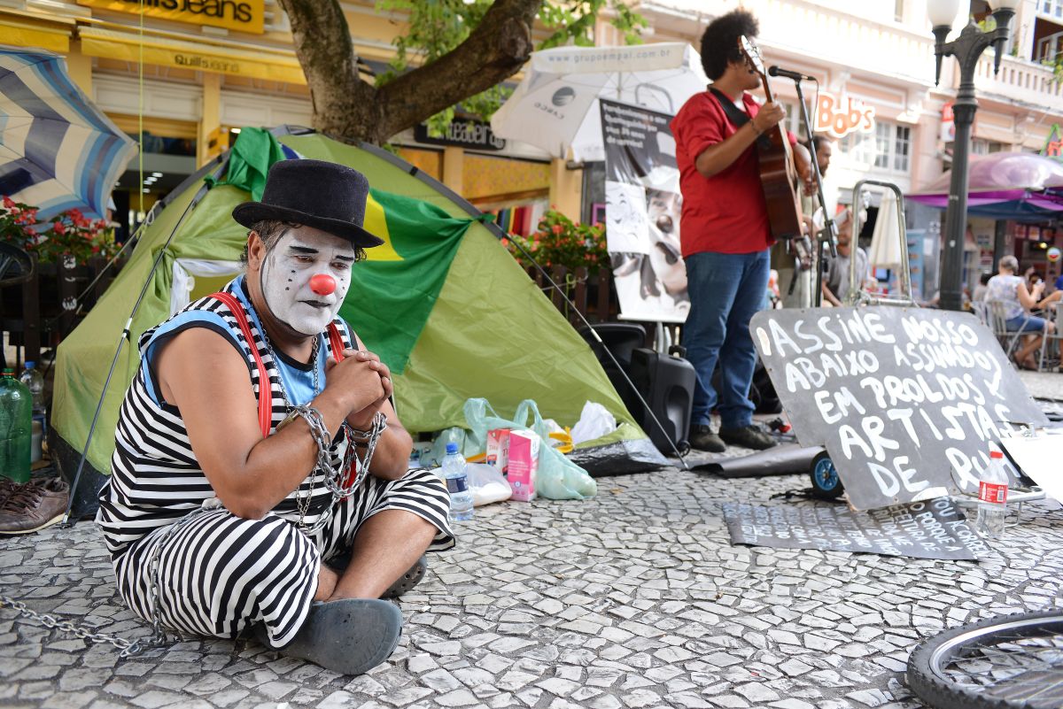 Carlos Alberto Gomes, o Palhaço Chameguinho, resolveu se acorrentar para chamar a atenção do poder público. Foto: Marco Charneski/Tribuna do Paraná