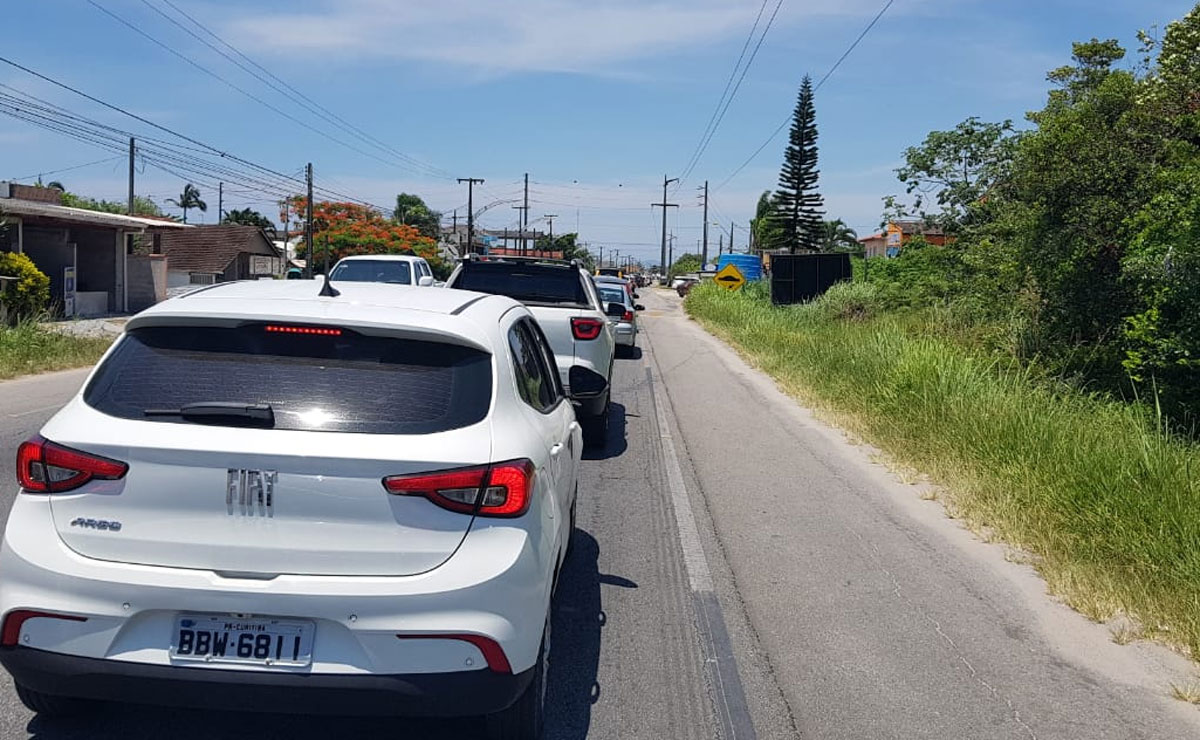 Fila na estrada entre Pontal do Sul e Praia de Leste, no litoral do Paraná. Foto: Giselle Ulbrich/Tribuna do Paraná.