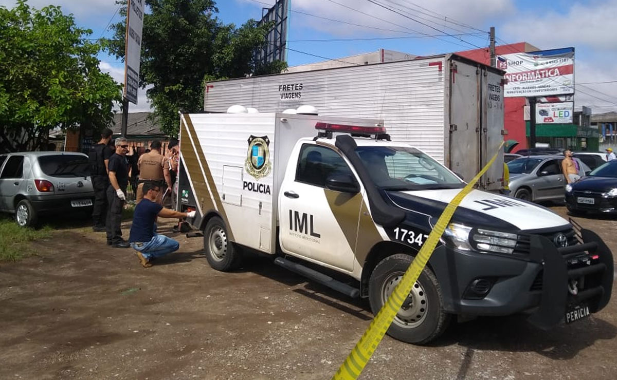 Crime ocorreu logo cedo, por volta das 9h30 da manhã desta segunda-feira. Fotos: Gerson Klaina/Tribuna do Paraná.