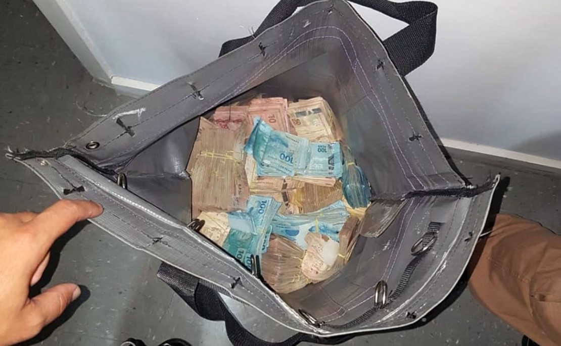 Parte do dinheiro recuperado pelos policias após a prisão do trio. A quantia não foi revelada. Foto: Divulgação/Polícia Militar.