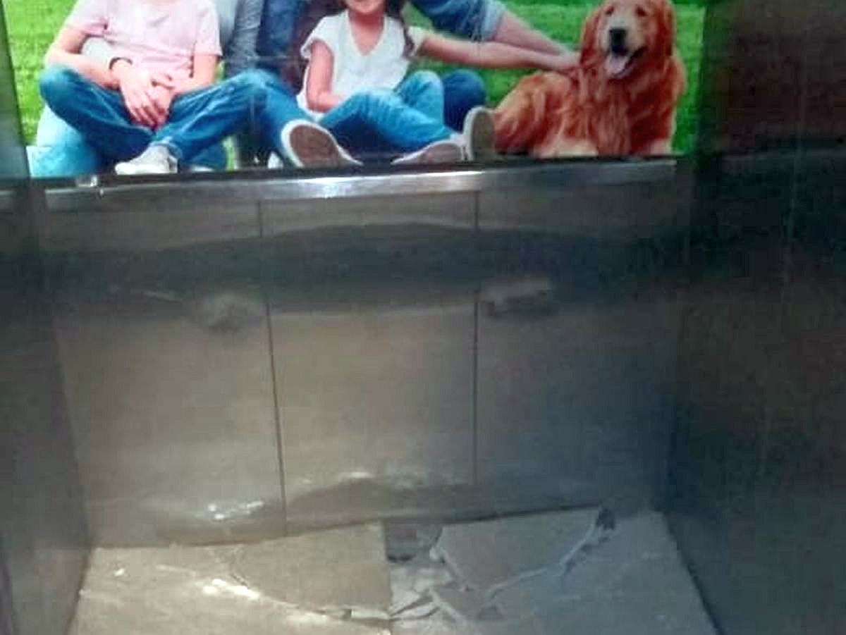Piso do elevador quebrou com a queda e deixou quatro feridos. Foto: Divulgação/Corpo de Bombeiros
