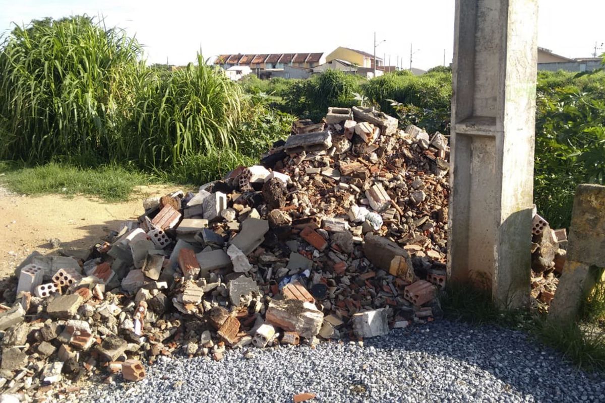Moradores do Boqueirão fotografaram restos de obras que são jogados no Rio Belém. Foto: Divulgação/SMCS