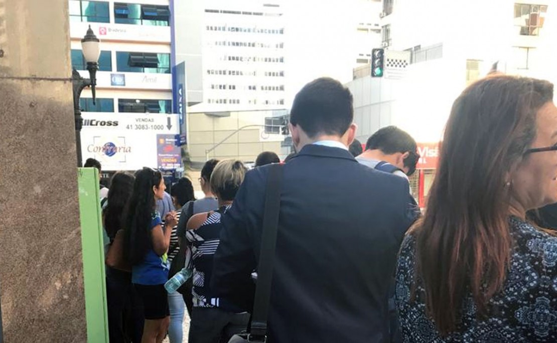 Nesta quarta-feira, tinha gente passando até quatro horas para conseguir uma senha de atendimento. Foto: Colaboração.