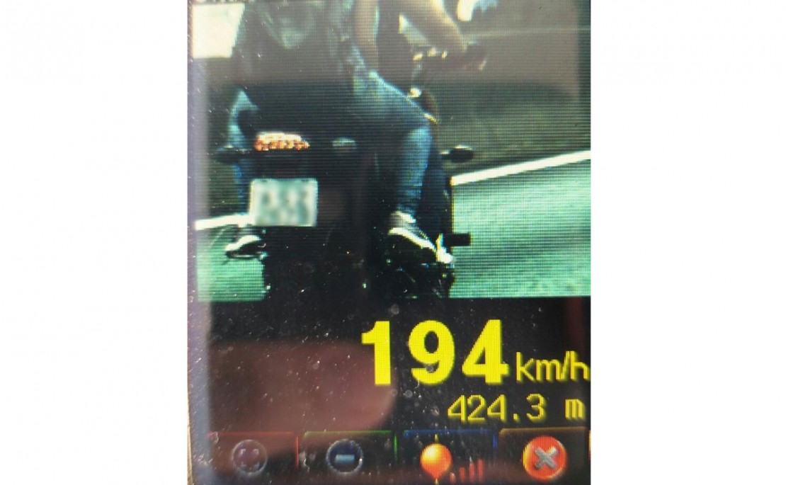 Motociclista estava com uma pessoa na garupa trafegando a 194 km/h na BR-277. Foto: Divulgação/PRF.