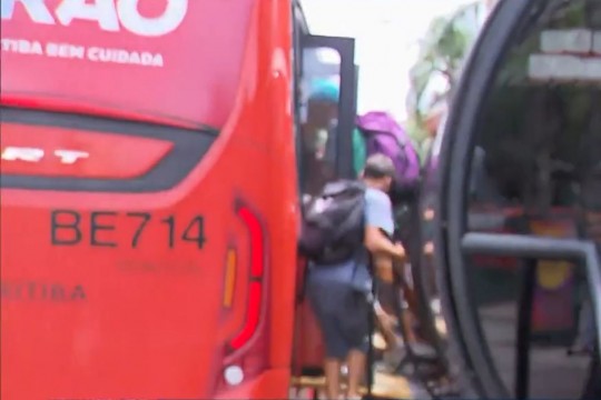 Já no primeiro dia de teste do dispositivo, câmeras flagraram jovens burlando a grade e entrando sem pagar no ônibus. Foto: Reprodução/RPC