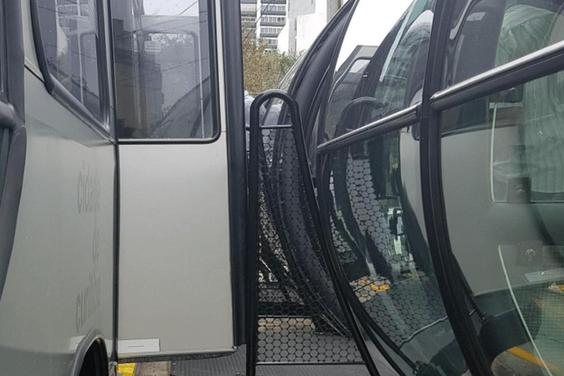 Grades foram instaladas para tentar conter a ação dos fura-catracas. Foto: Divulgação/Setransp