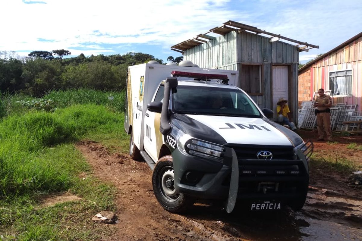 Homem encontrou o corpo enquanto capinava um terreno. Foto: Marco Charneski/Tribuna do Paraná