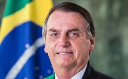 Presidente Jair Bolsonaro usa pasta a prova de bala para se defender.
