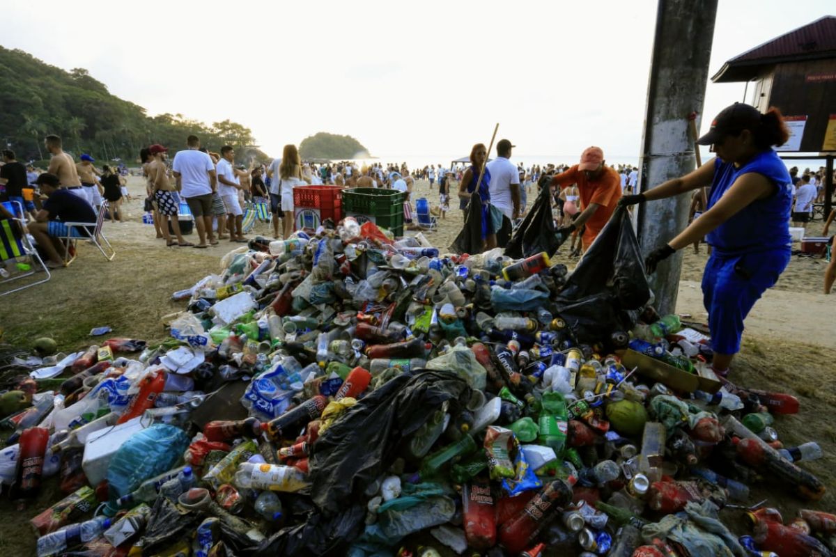 Quantidade de lixo coletado nas praias do Paraná impressiona. Foto: Albari Rosa/Gazeta do Povo