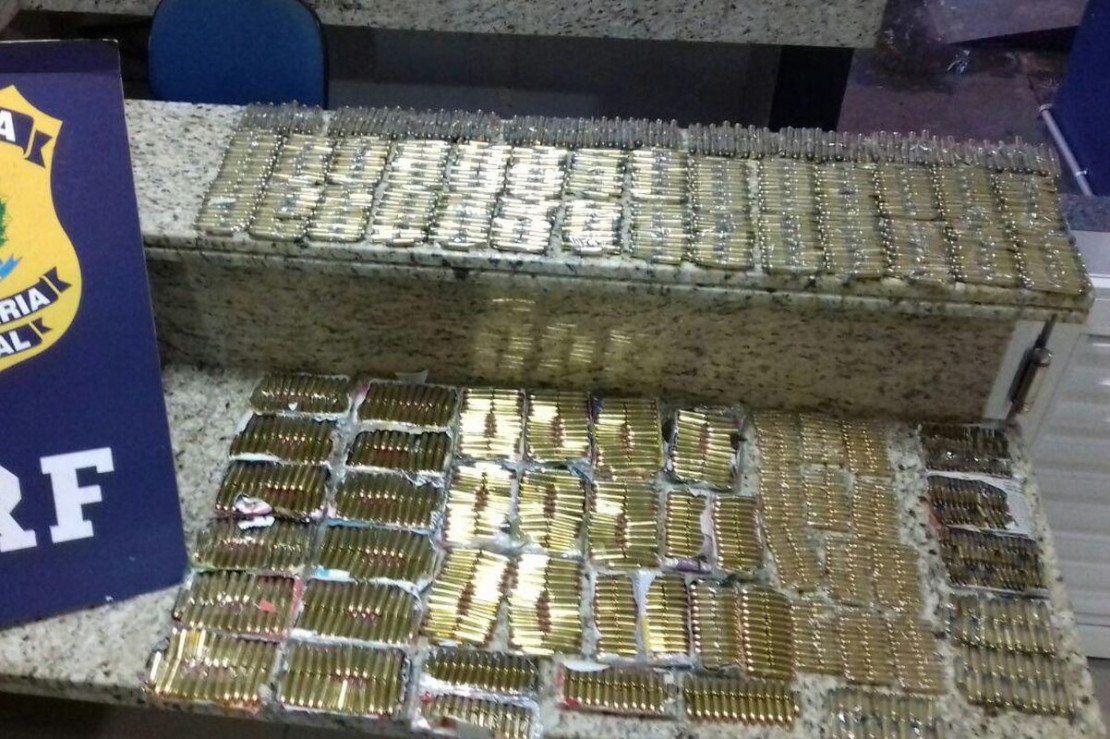 PRF apreendeu armas e munição com contrabandistas no oeste do Paraná. Foto: Divulgação/PRF