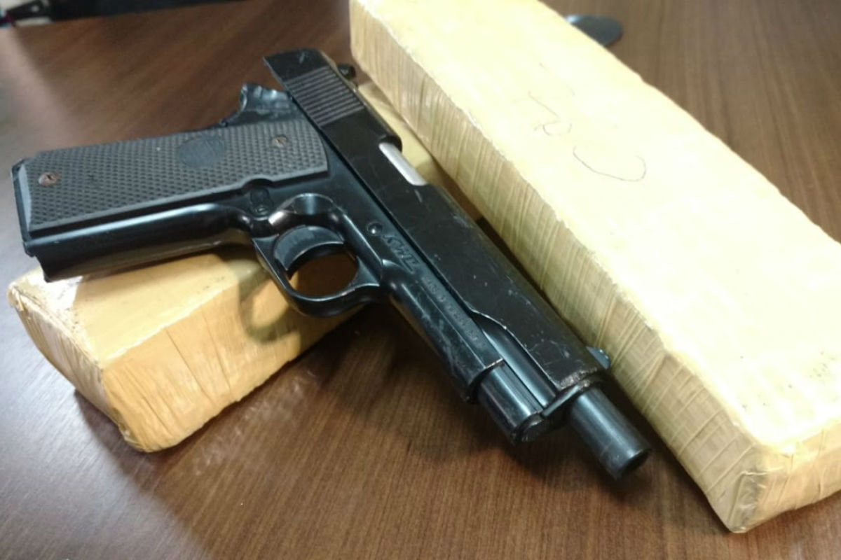 Drogas e arma apreendidos. Foto: Marco Charneski/Tribuna do Paraná