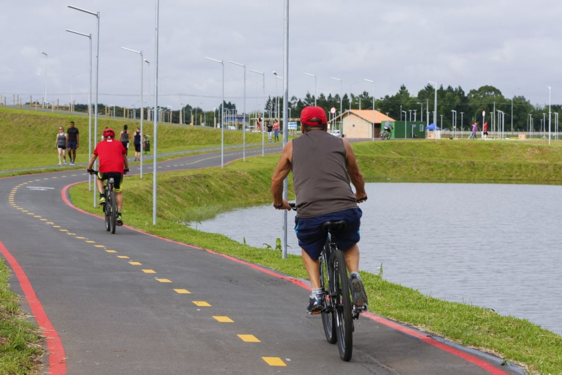 Ciclistas pedalando pelas ciclovias próximas das cavas do Parque das Águas, em Pinhais, região metropolitana de Curitiba, onde um senhor caiu no inicio dessa semana. Foto: Cassiano Rosario/Gazeta do Povo