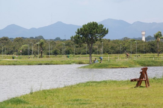 Inaugurado há menos de 60 dias, Parque das Águas ainda deve ganhar cercas-vivas no entorno dos lagos para proteger ciclistas e praticantes de esportes. Foto: Felipe Rosa/Tribuna do Parana