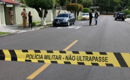 O crime ocorreu por volta das 9h30, em frente ao condomínio de apartamentos onde ele morava. Foto: Gerson Klaina/Tribuna do Paraná.