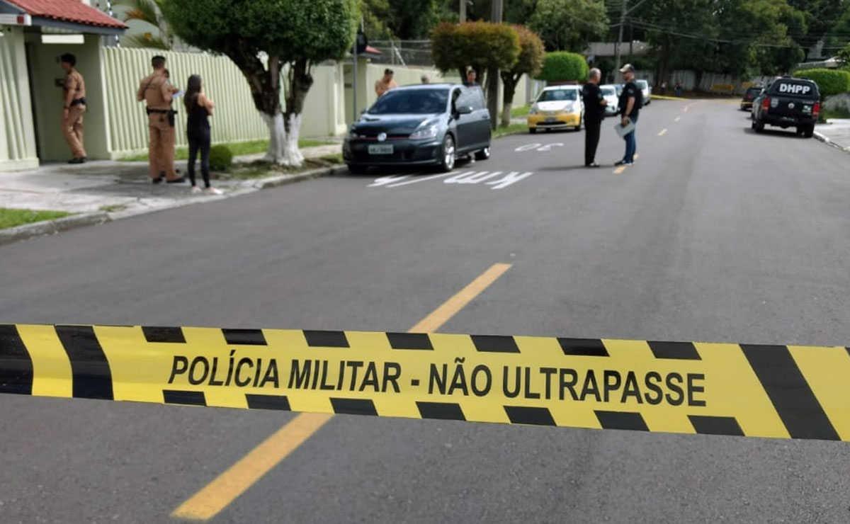 O crime ocorreu por volta das 9h30, em frente ao condomínio de apartamentos onde ele morava. Foto: Gerson Klaina/Tribuna do Paraná.