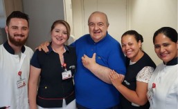 Rafael Greca posa ao lado da equipe do hospital. Foto: Reprodução/Facebook