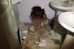 Bandidos entraram na agência quebrando a parede do banheiro. Foto: Colaboração