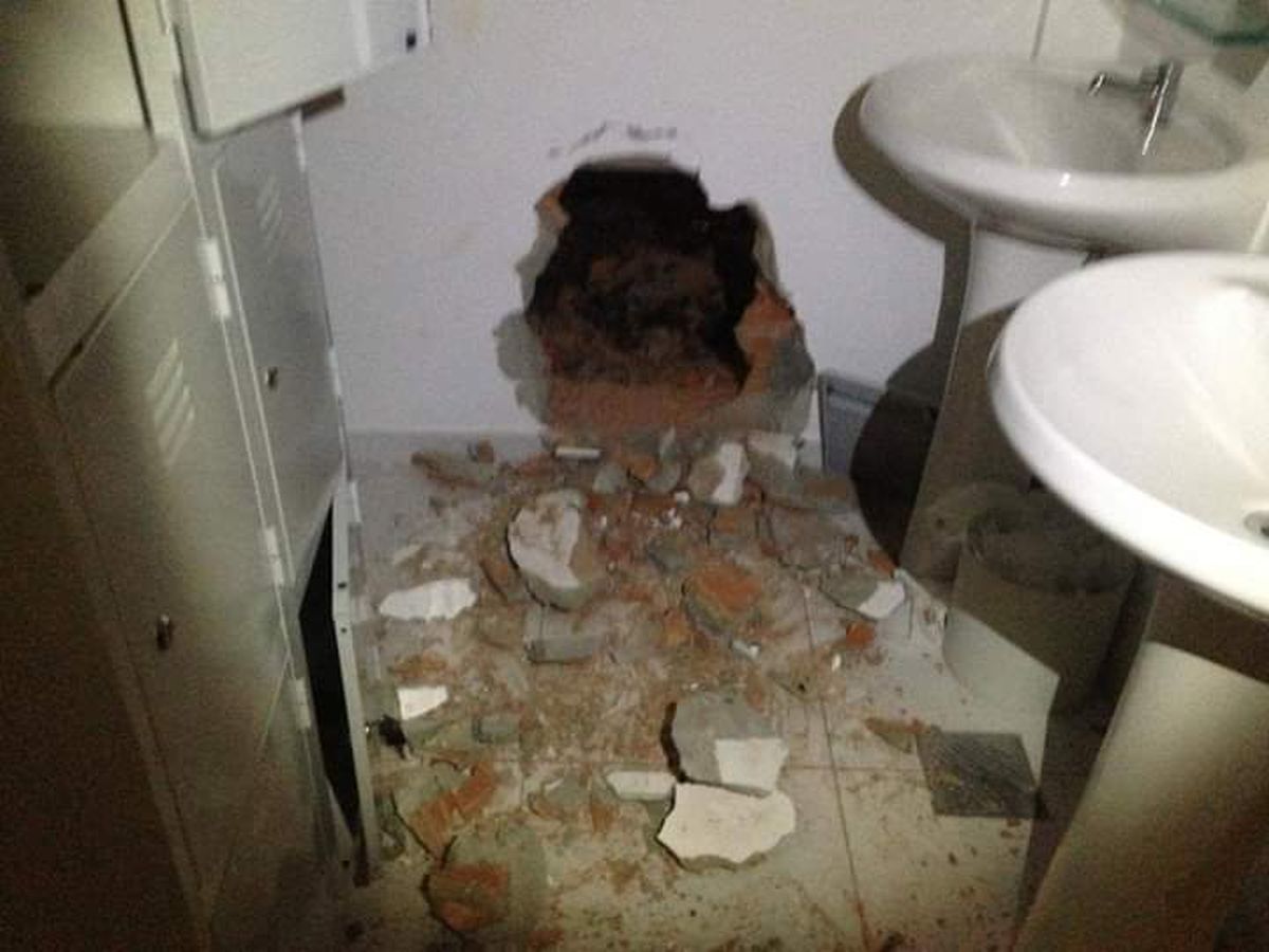 Bandidos entraram na agência quebrando a parede do banheiro. Foto: Colaboração
