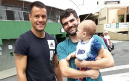 Salvador já está iniciando o filho na arte de torcer pelo Coxa. Foto: Arquivo Pessoaç