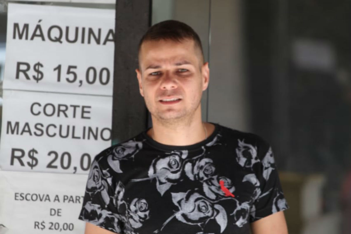 "Nem sempre o cliente se dispõe a pagar com dinheiro quando o cartão não passa", diz o comerciante Robson Zanelato. Foto: Gerson Klaina/Tribuna do Paraná