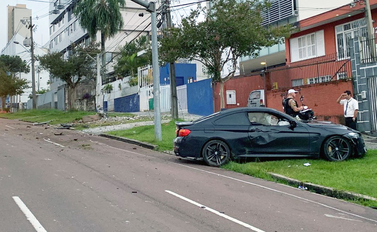 BMW foi abandonada após acidente às 5h30 da manhã desta sexta-feira. Foto: Colaboração.
